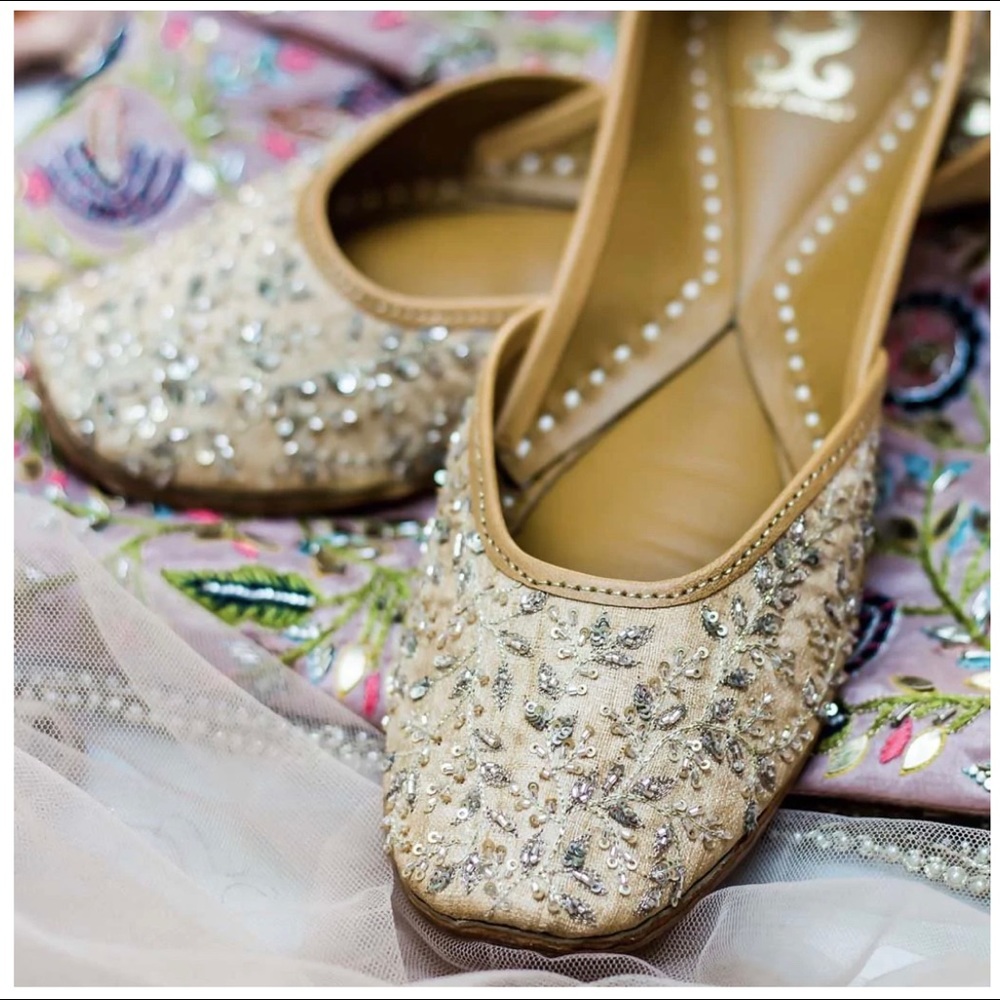 🌟 FINAL PRICE DROP NWOT Embroidered Silver & Gold Punjabi Indian Juttis